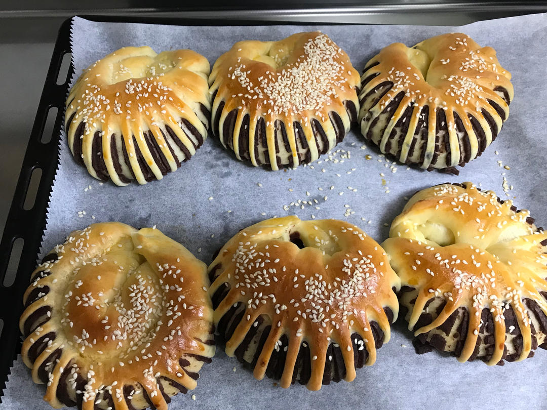 松软可口的红豆沙面包卷