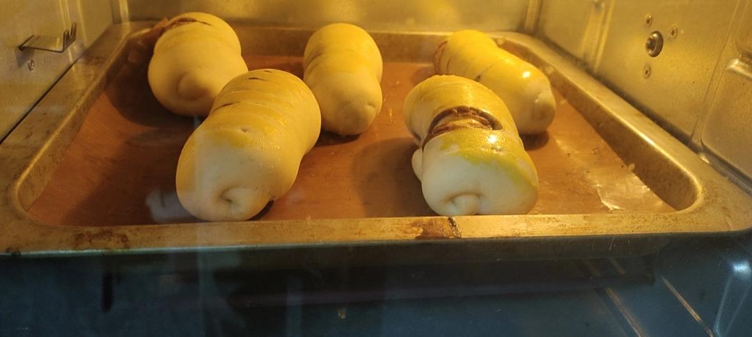 街头卖爆的毛毛虫豆沙面包