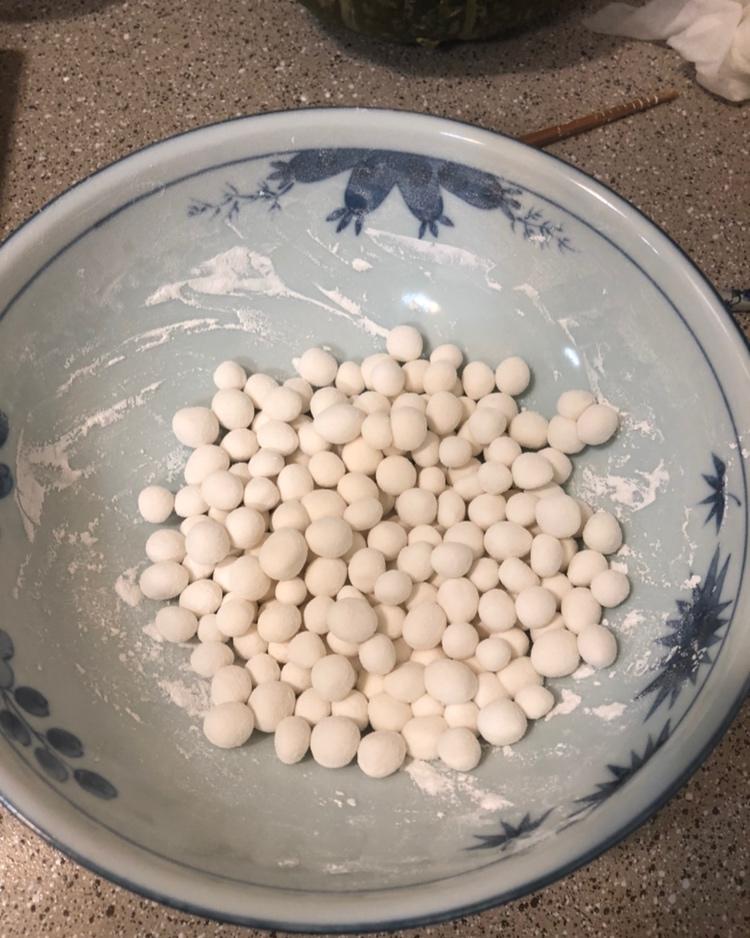 如何快速搓小汤圆且汤圆堆放在一起相互之间不粘连？