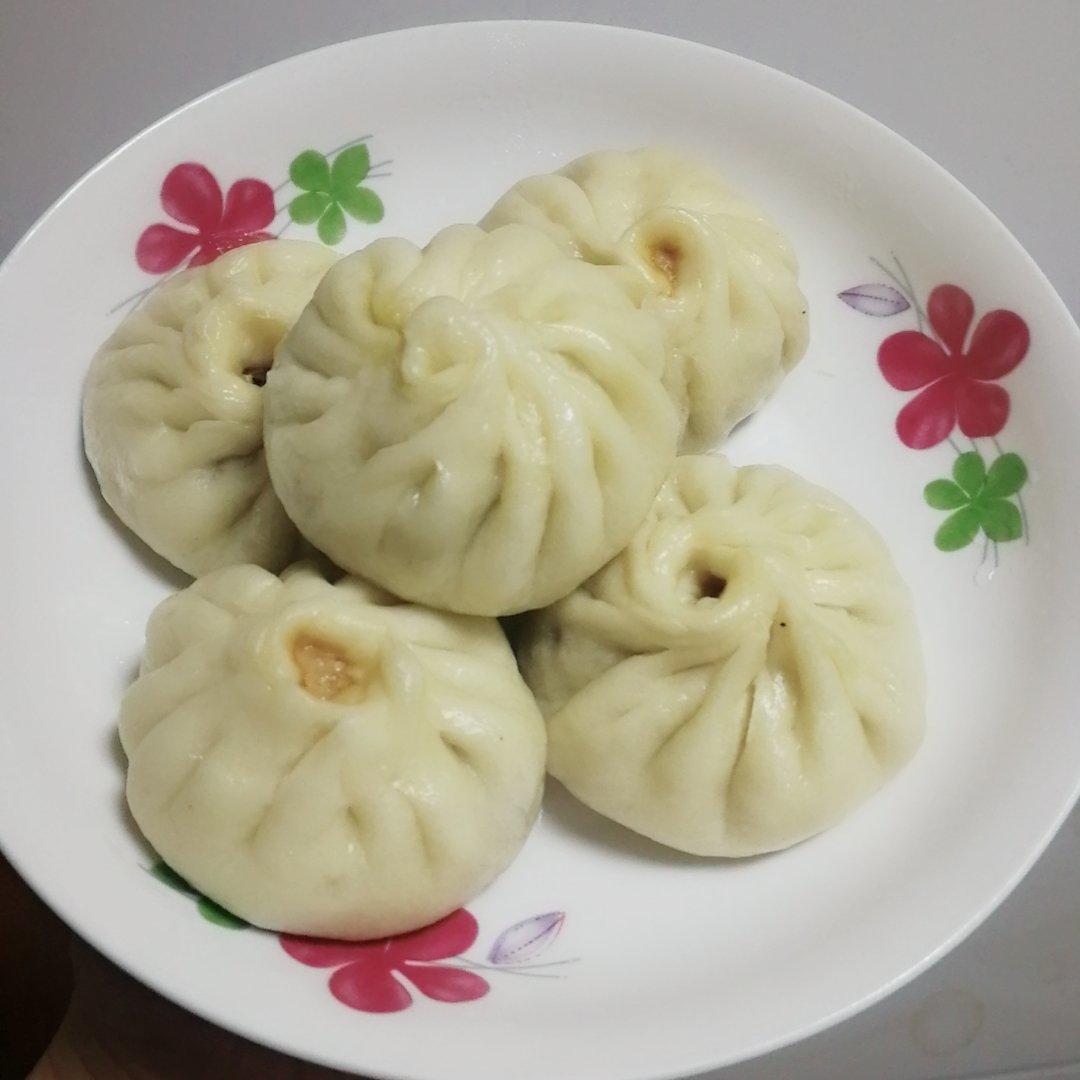 松软多汁的肉包子