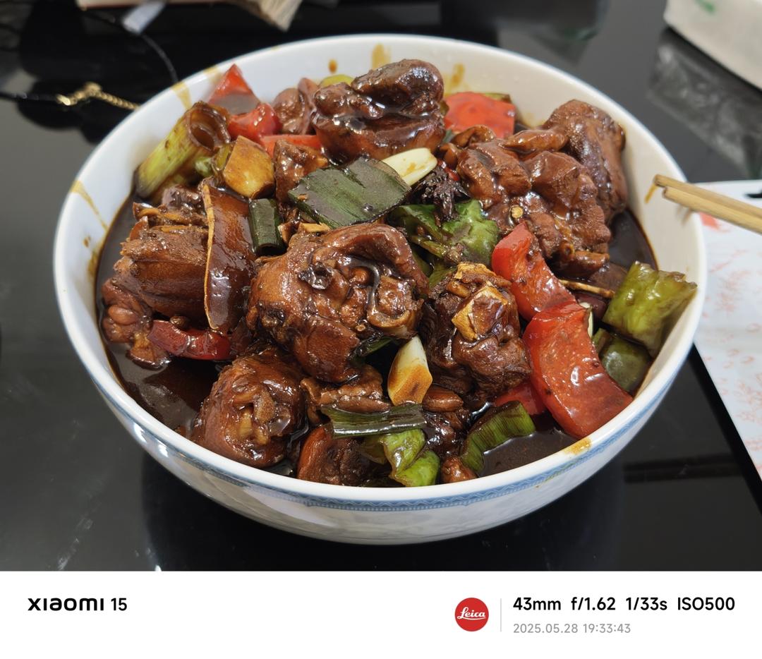 山东的沂蒙炒鸡真是名不虚传，咸鲜滑嫩，香辣诱人，保证你吃一口就停不下来，太过瘾了，赶紧在家做起来吧。
