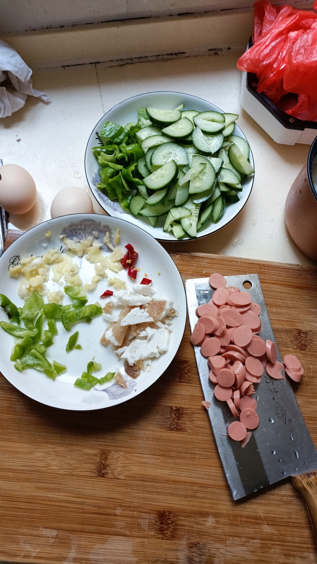 火腿肠鸡蛋腌肉炒黄瓜的做法 步骤1