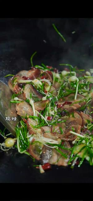 冬日必做的一道菜，野葱炒腊肉。的做法 步骤9