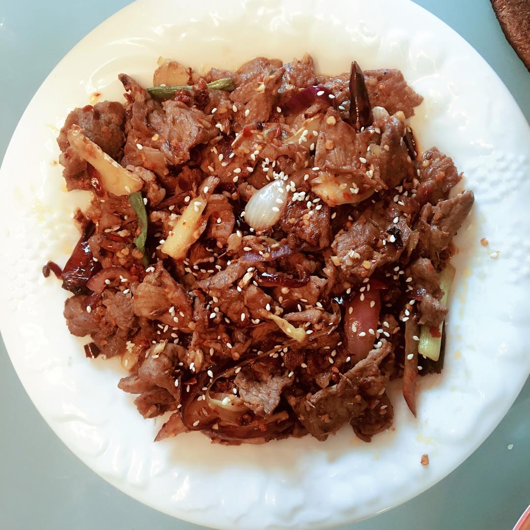 爱吃鱼的兔子小小做的孜然洋葱炒牛肉粒