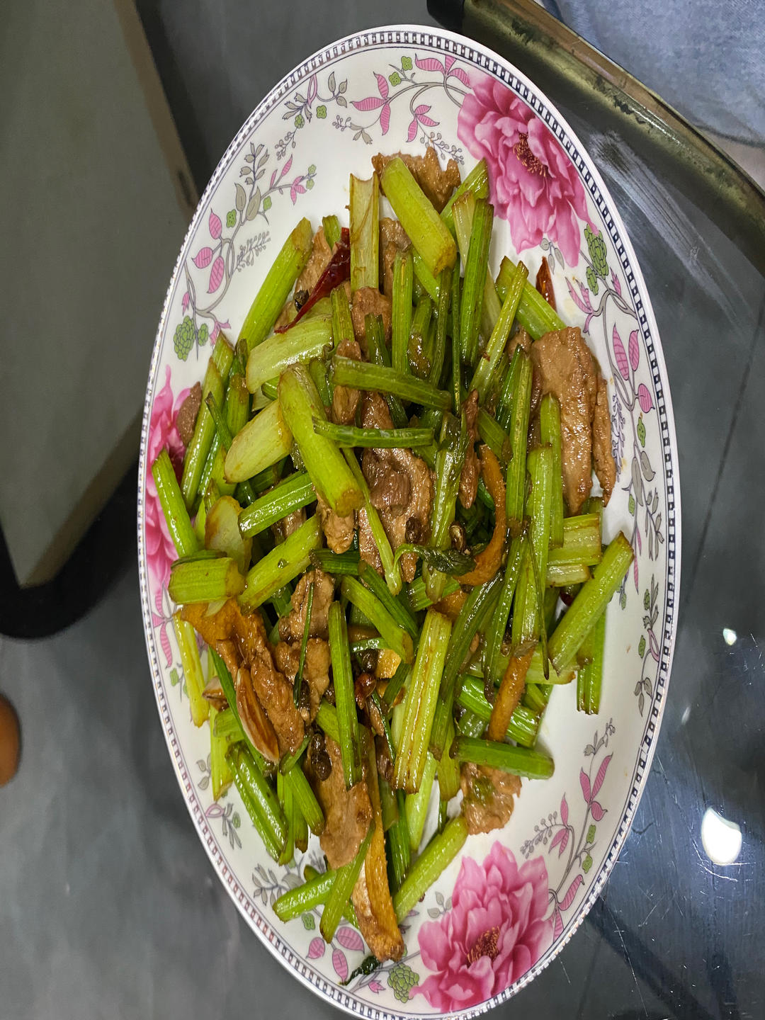 有点费米饭的芹菜炒肉