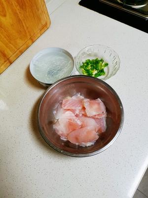 葱油蒸粉丝巴沙鱼的做法 步骤1