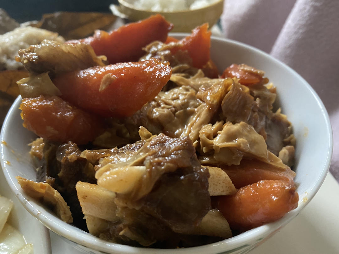 草原羊骨头炖胡萝卜