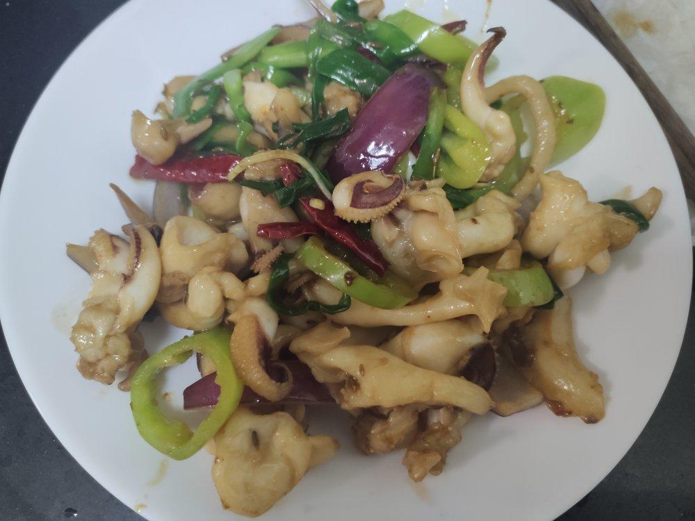 爆炒鱿鱼须，加上这一步，可以与铁板鱿鱼媲美