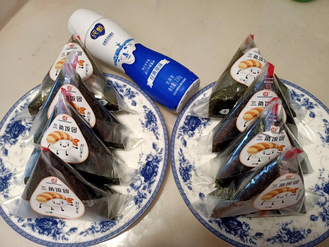 小白也会做的藜麦蛋黄肉松三角饭团