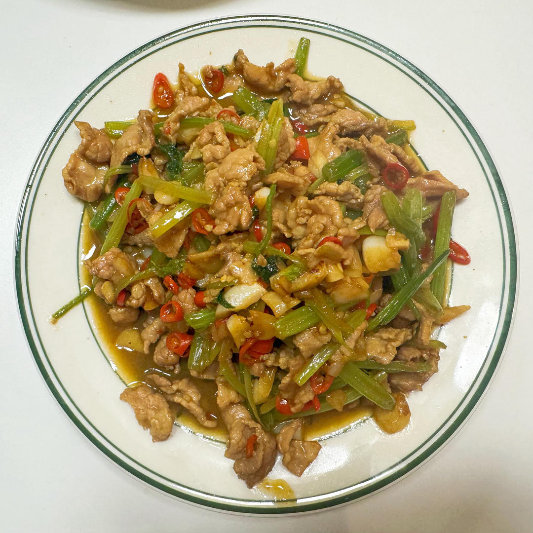 好吃到邻居敲门蹭饭的芹菜炒牛肉！