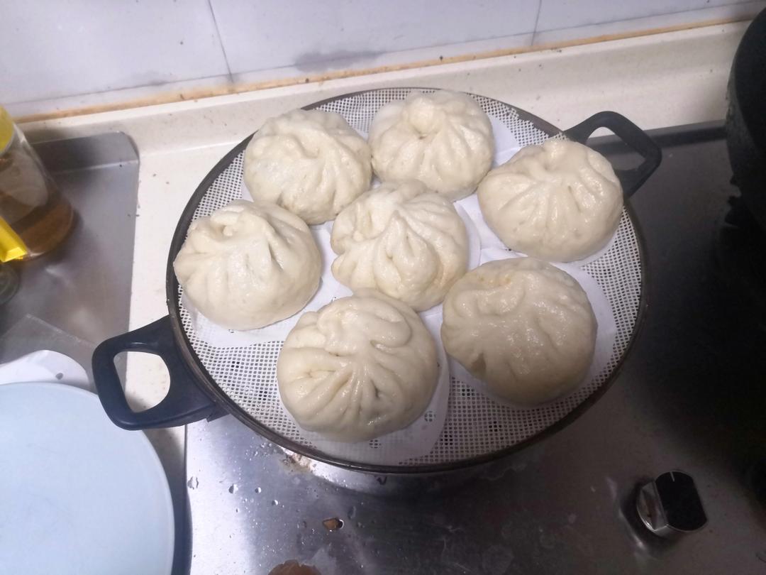 一口吃到很多肉的酱肉包