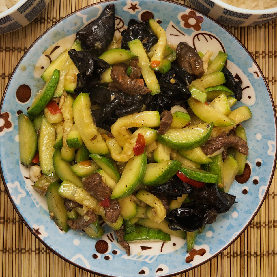 牛肉粒炒西葫芦