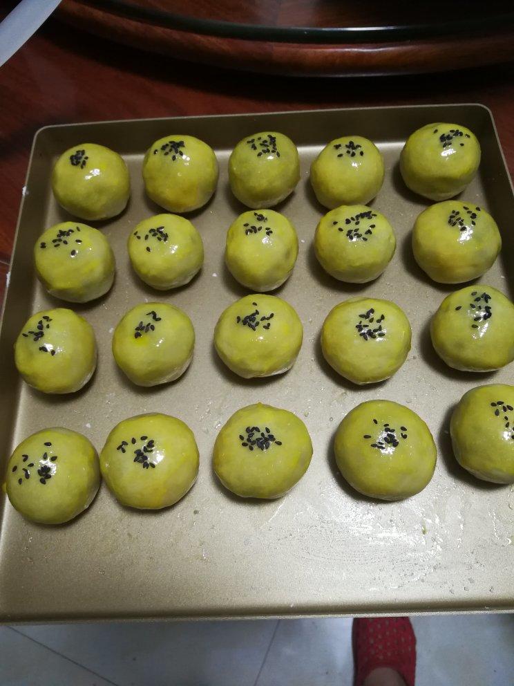 蛋黄酥 Danhuangsu