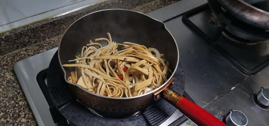 家常菜香辣下饭 为什么你做的豆皮没有饭店好吃呢 告诉你小秘诀的做法 步骤2