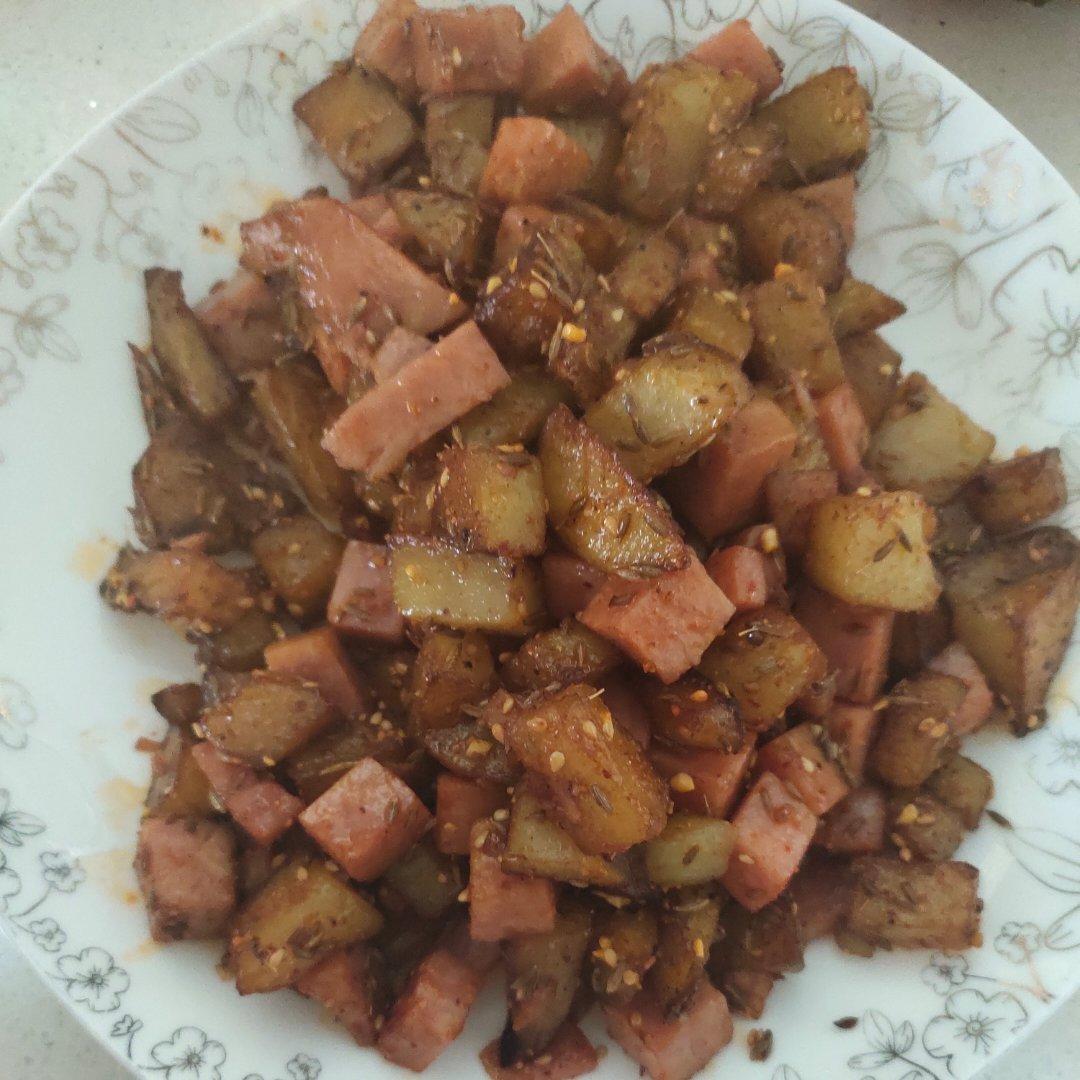 超简单的土豆🥔丁炒火腿肠（烧烤味)