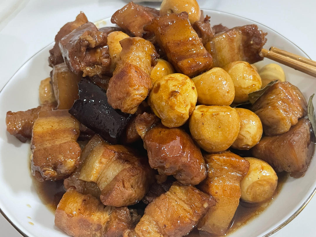 红烧肉炖鹌鹑蛋