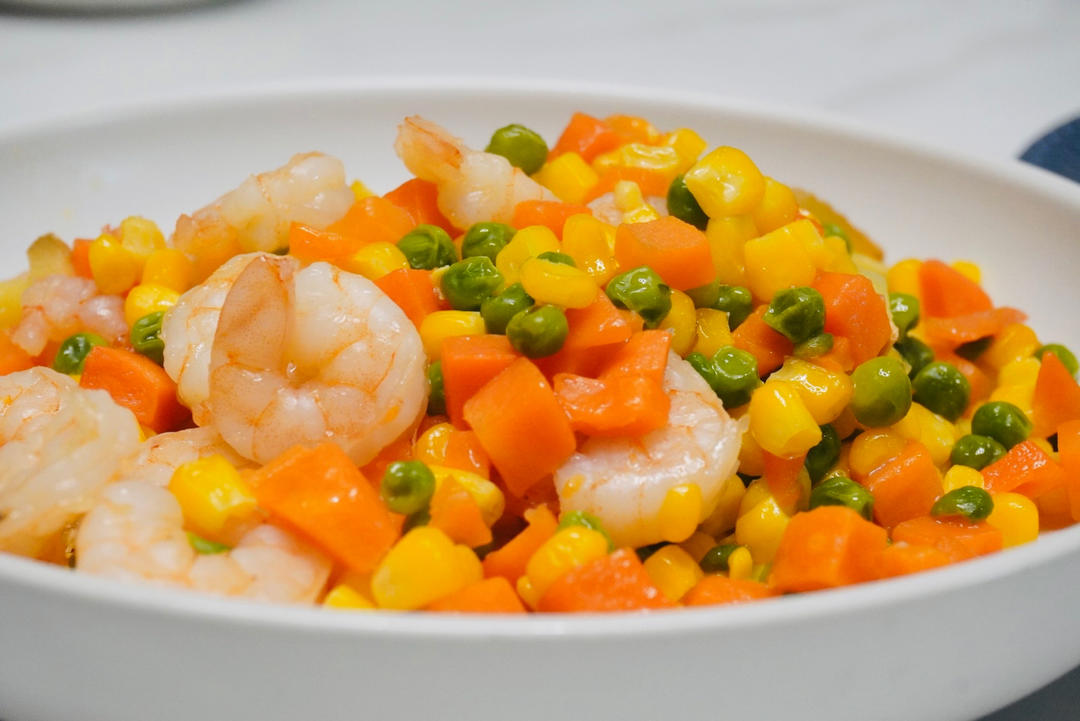 钒钒1做的营养餐虾仁炒青豆玉米粒
