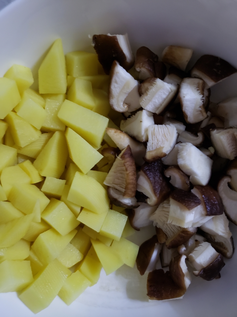 家常香菇肉末土豆盖饭的做法 步骤2