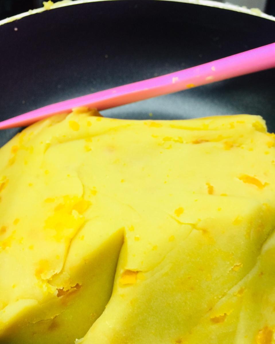 酥掉渣金沙绿豆饼