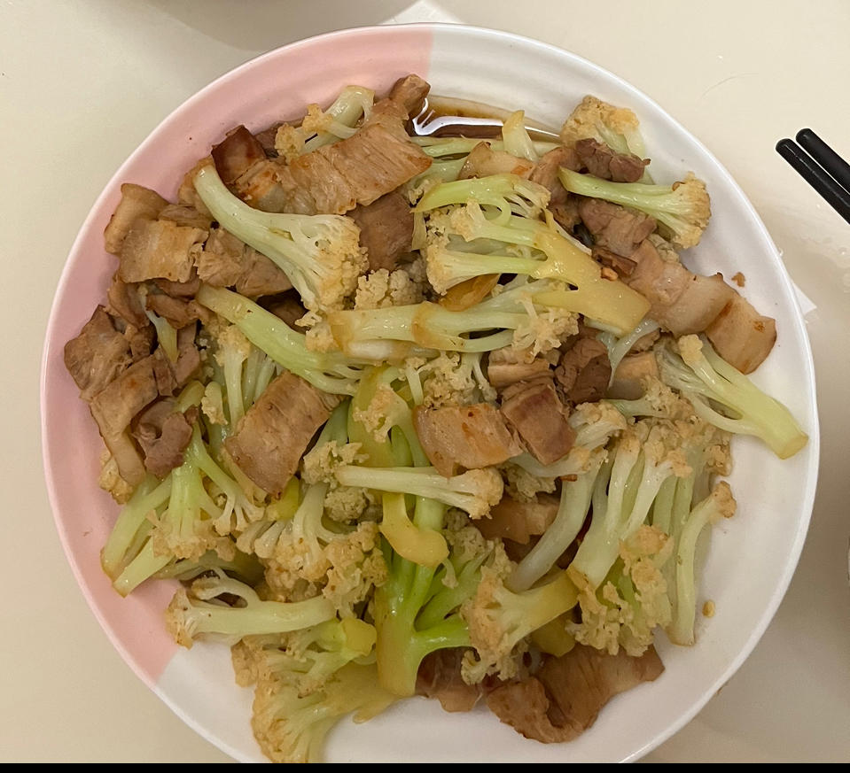 五花肉炒花菜的做法