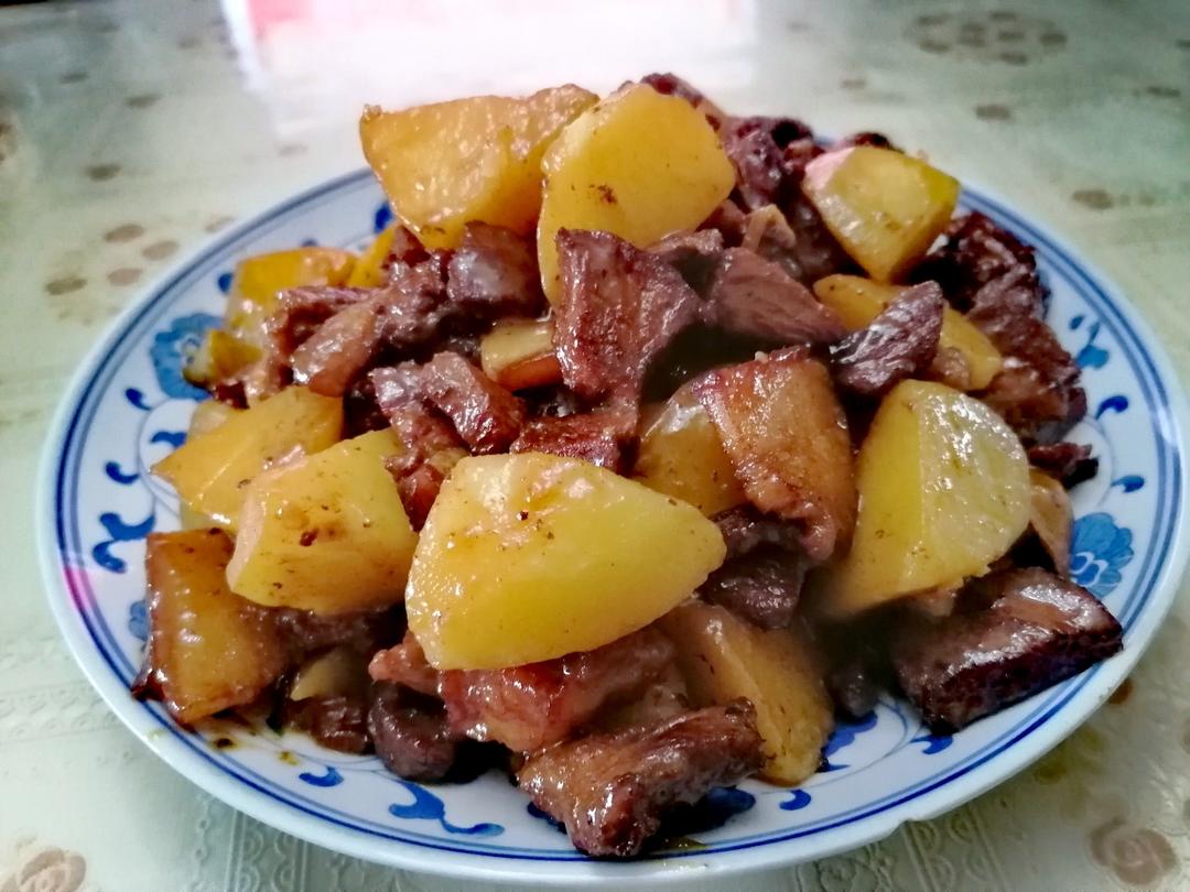 超级好吃下饭的土豆烧肉