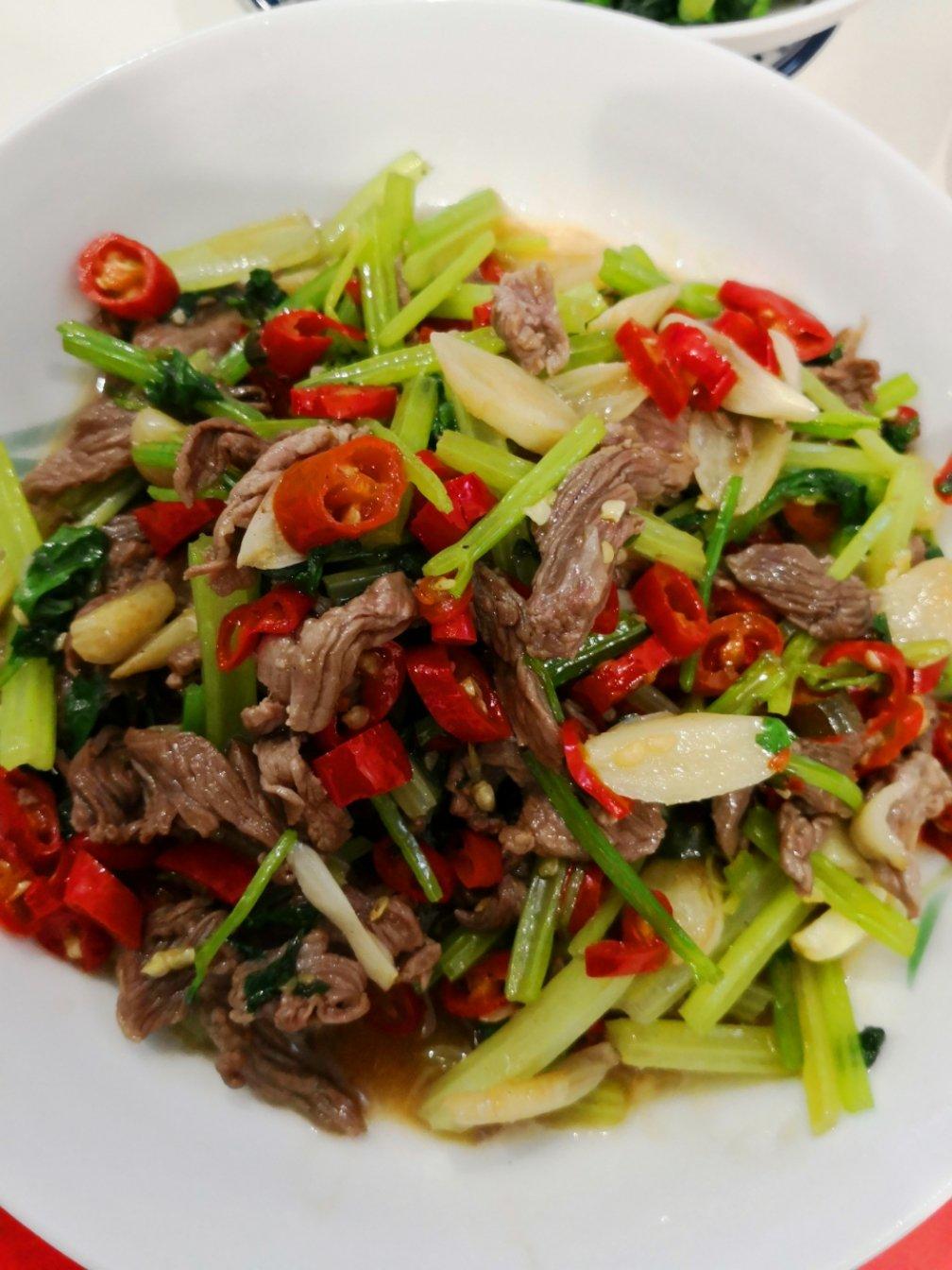 牛肉炒芹菜(不老不柴嫩滑多汁)