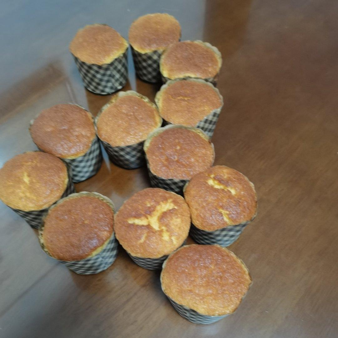 妈妈吃了一口蜂蜜老蛋糕，就让我去摆摊了...