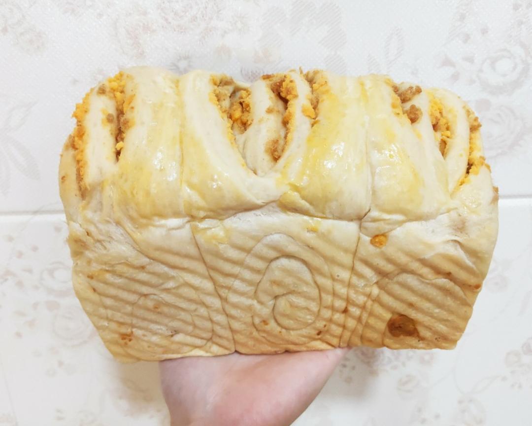 咸蛋黄肉松吐司