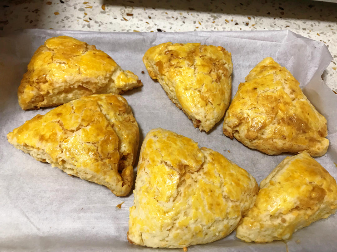 咸蛋黄肉松司康