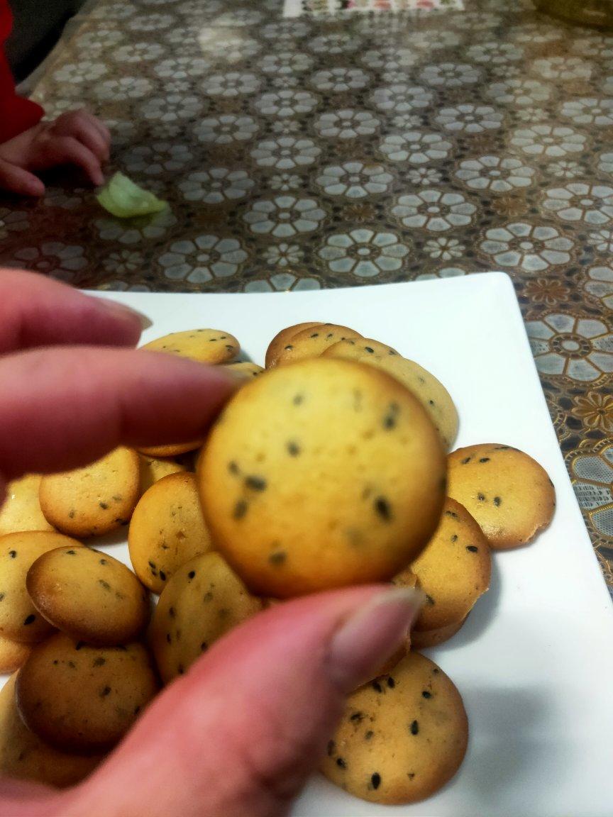 小时候的味道 — 芝麻鸡蛋薄脆饼干