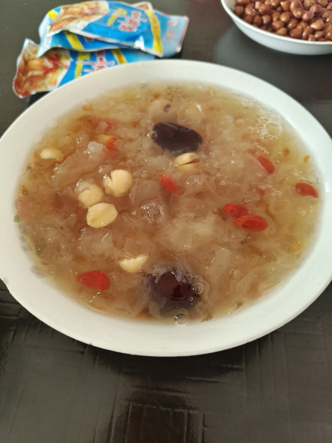 秋天里的第一碗糖水，水晶果冻一般的红枣雪耳莲子桃胶