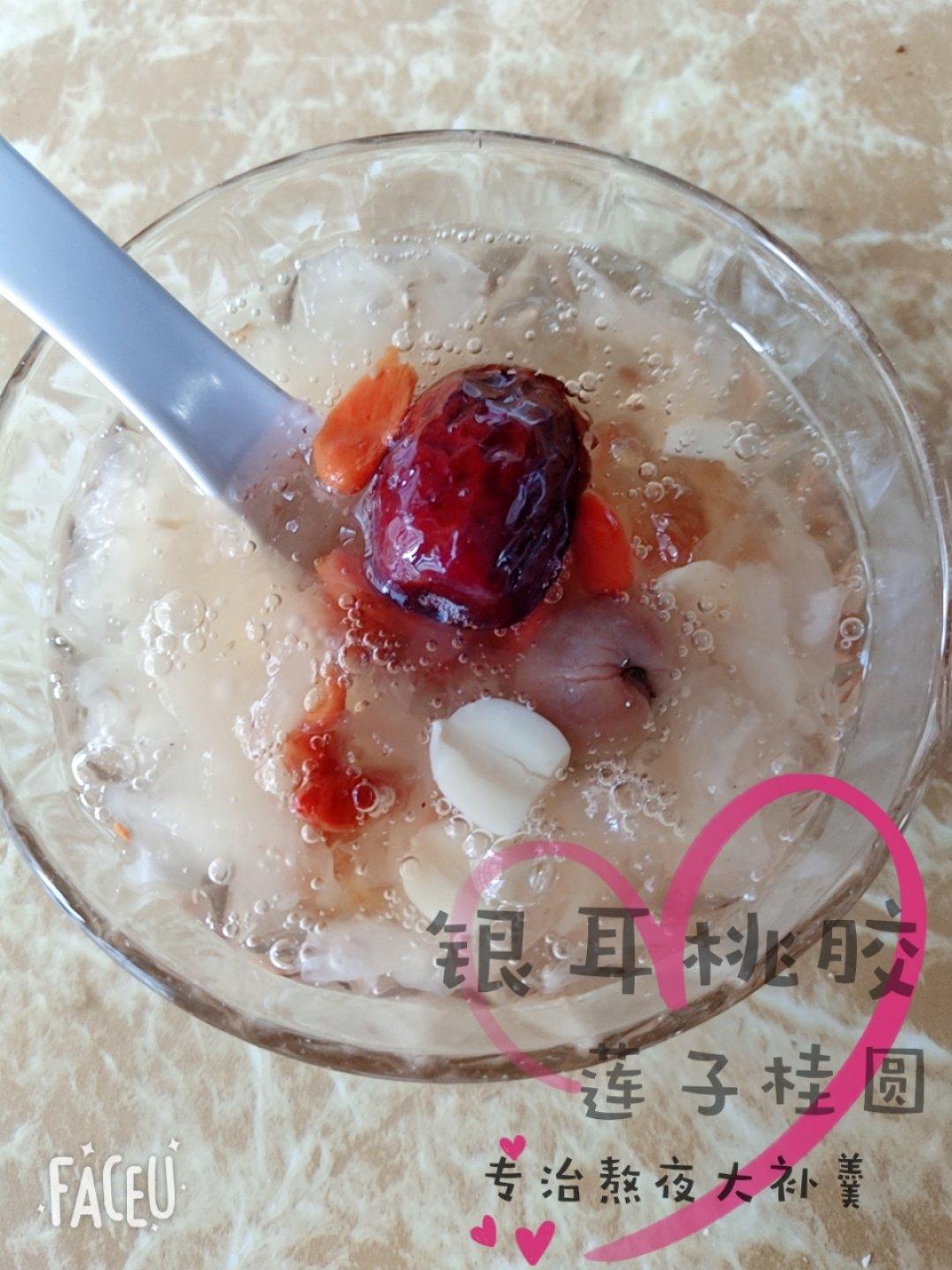 冰镇桃胶丑耳莲子水果羹