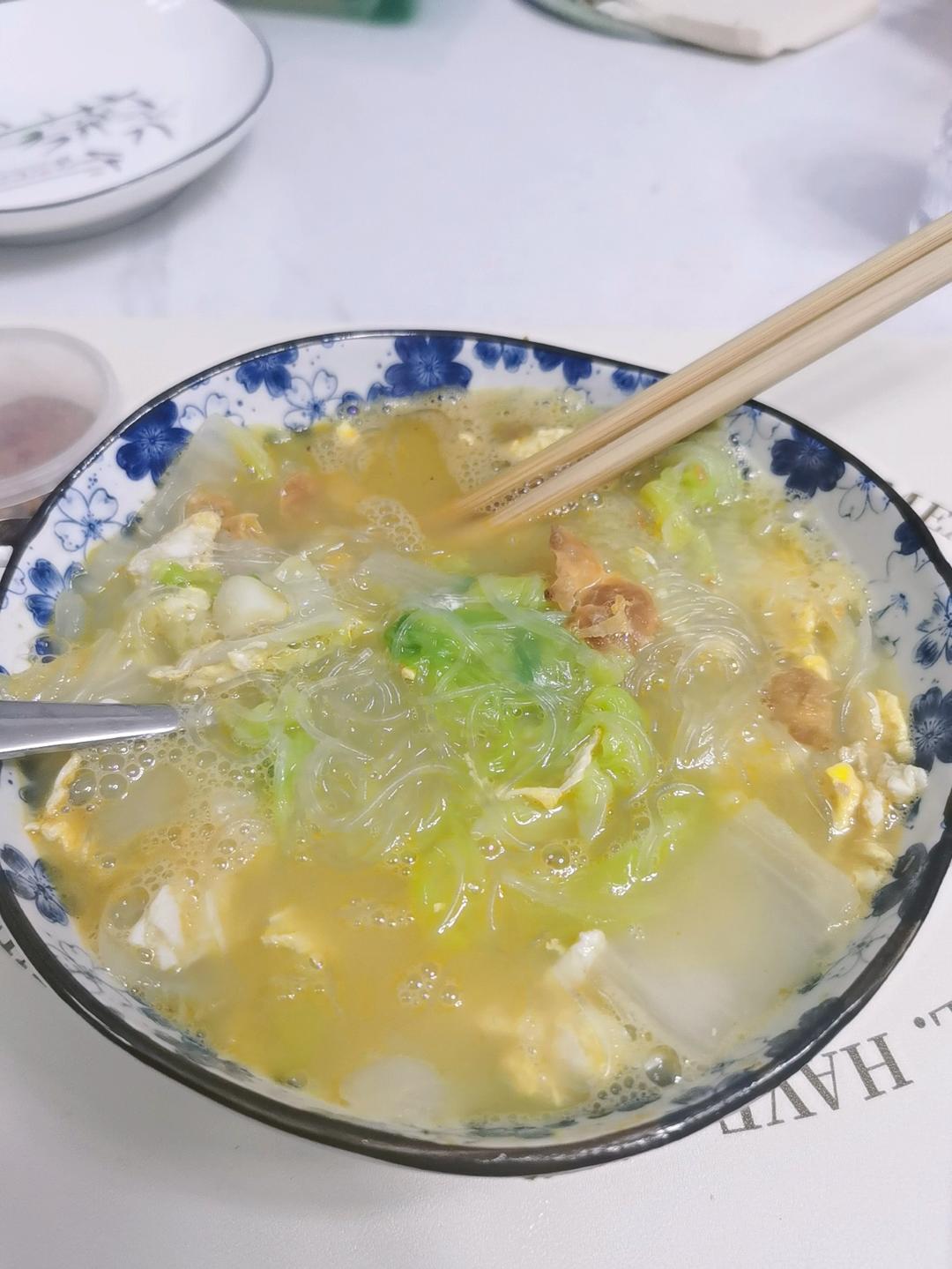 快手汤｜大白菜鸡蛋粉丝汤