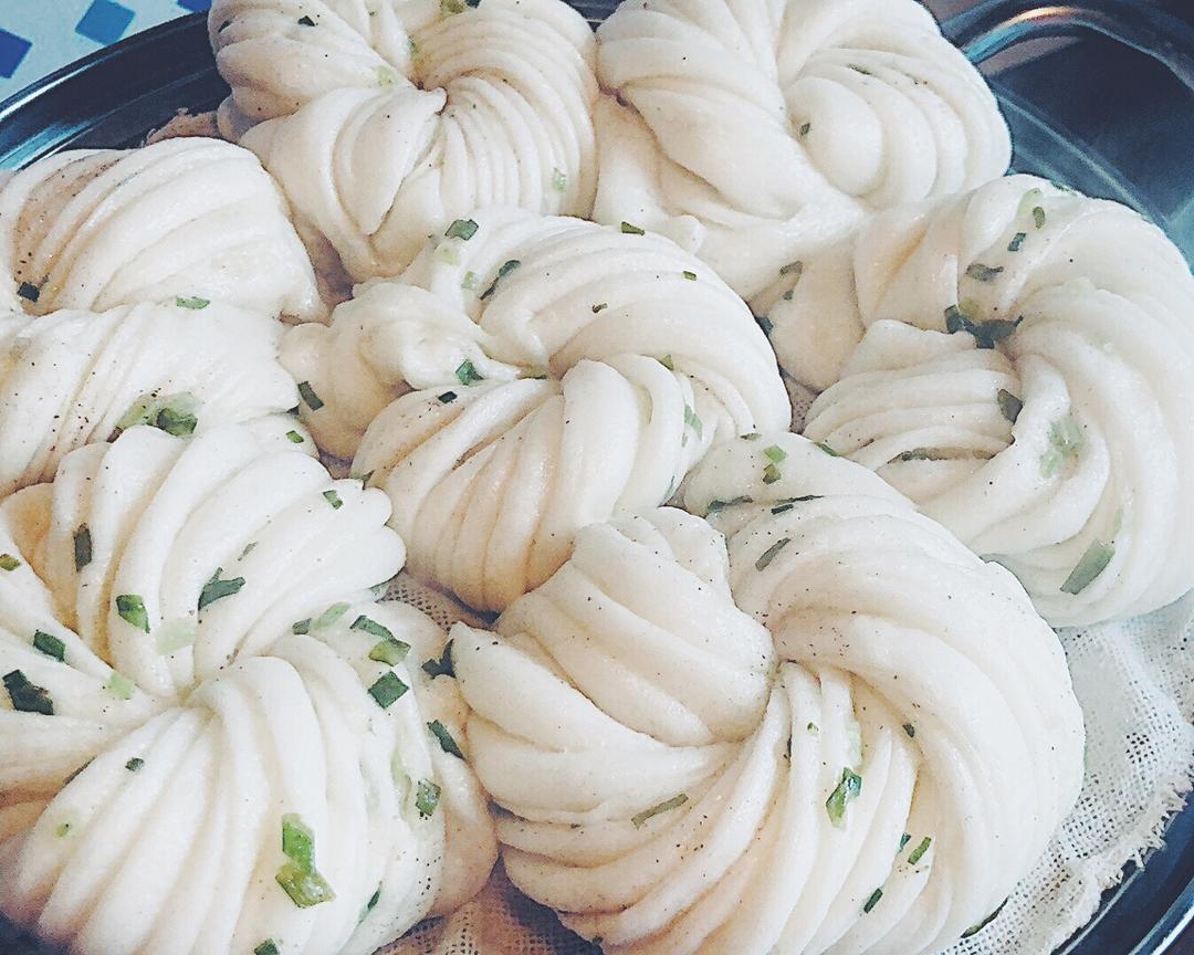 麦之小白做的香葱花卷儿