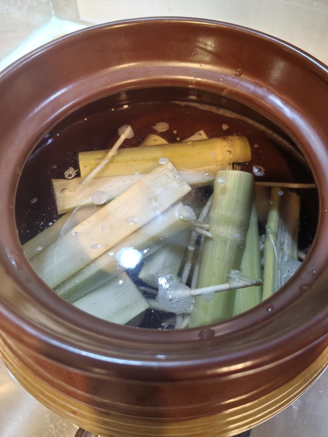 这份广东靓汤帮你清热解毒，消食除胀———甘蔗马蹄茅根骨头汤