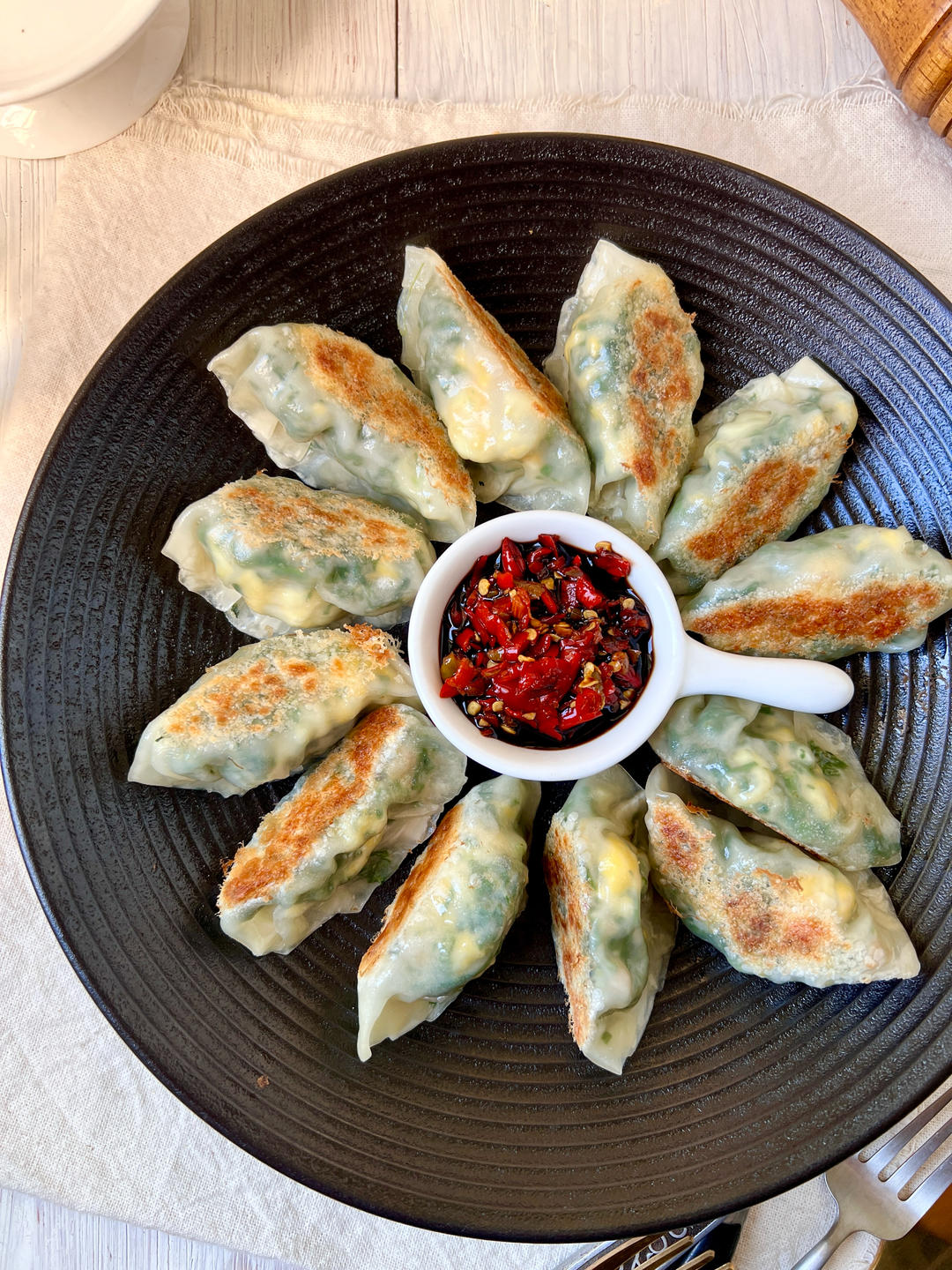 铸铁锅丨云吞皮茼蒿馅玫瑰花饺