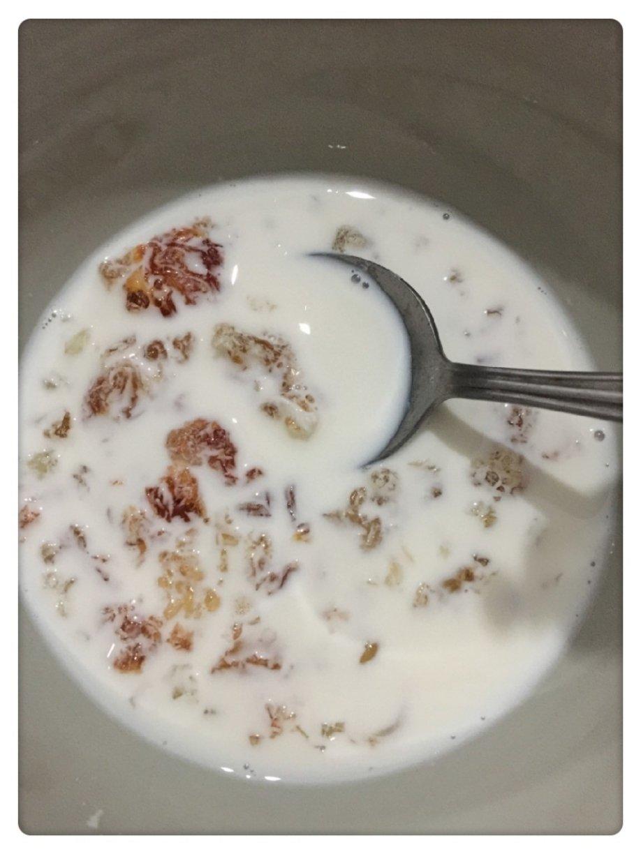 牛奶炖桃胶