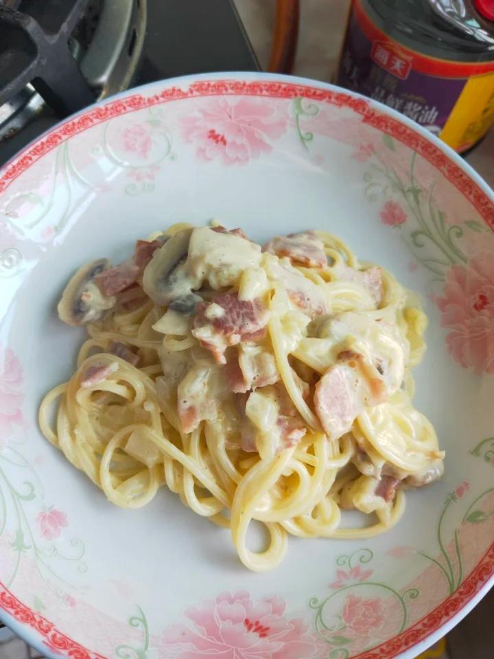 奶油蘑菇培根意大利面