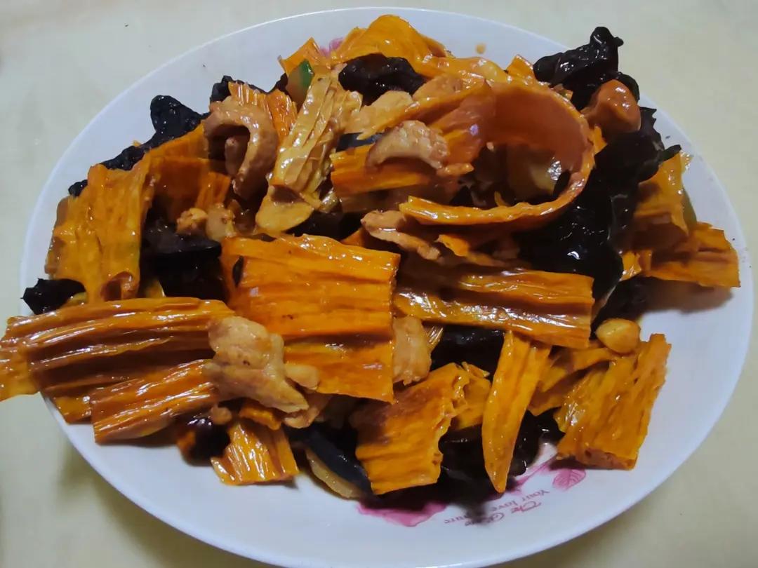 下饭神器—腐竹木耳炒五花肉