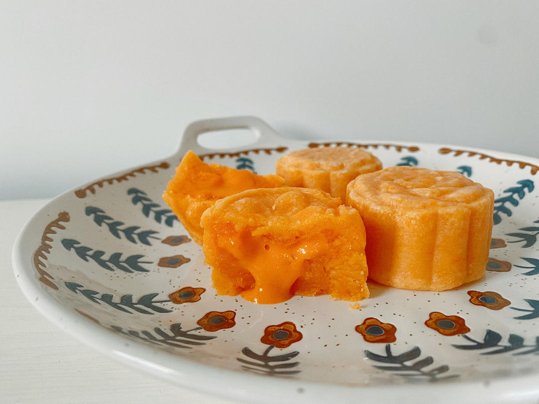 💃奶黄流心月饼——这是可以让你坐稳朋友圈厨霸位置的月饼🥮，没人点赞算我输👎