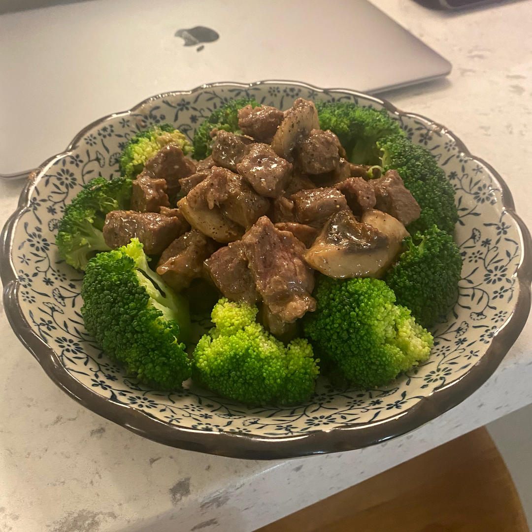 嫩滑的黑胡椒口蘑牛肉粒