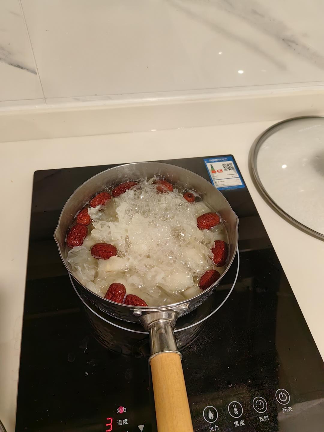 秋季润肺止咳的美食，银耳雪梨汤，软糯易出胶