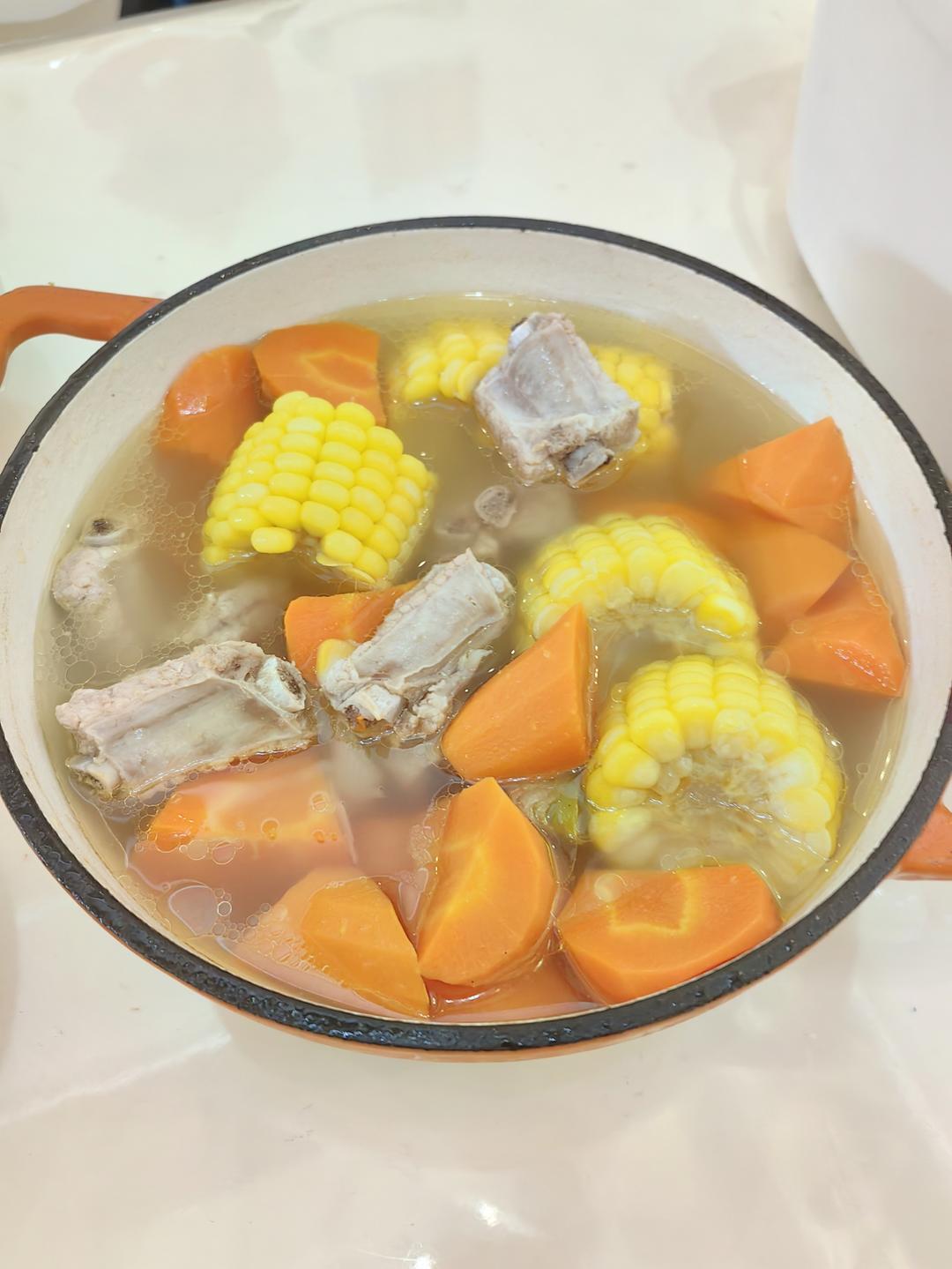 胡萝卜玉米排骨汤