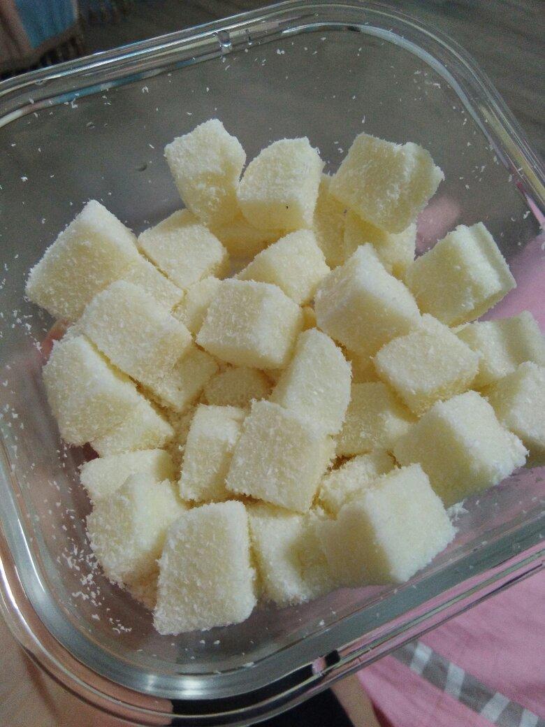 【视频】85度C 椰蓉牛奶小方～不用烤箱的夏日甜点