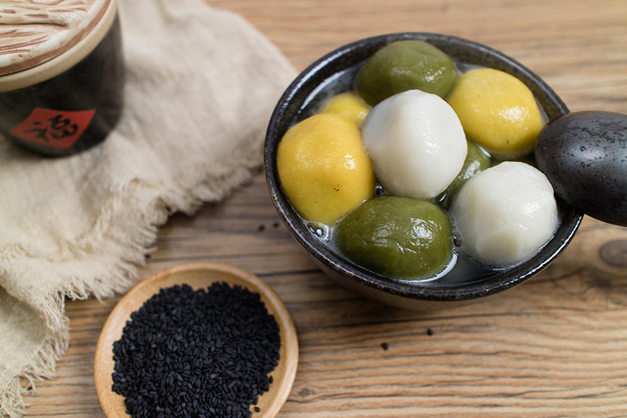 五彩缤纷的流心黑芝麻汤圆