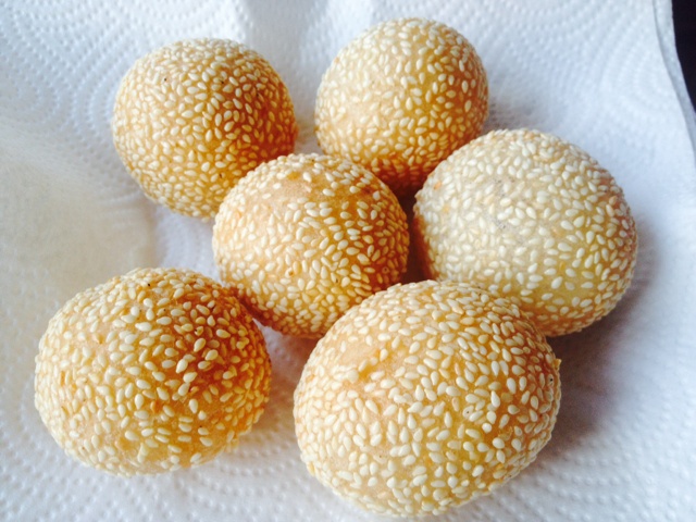 17:14:00简版油炸空心麻团(糯米或面粉团)糯米粉,糖,白芝麻(黑芝麻)