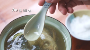 川芎天麻炖鱼头汤的做法 步骤3