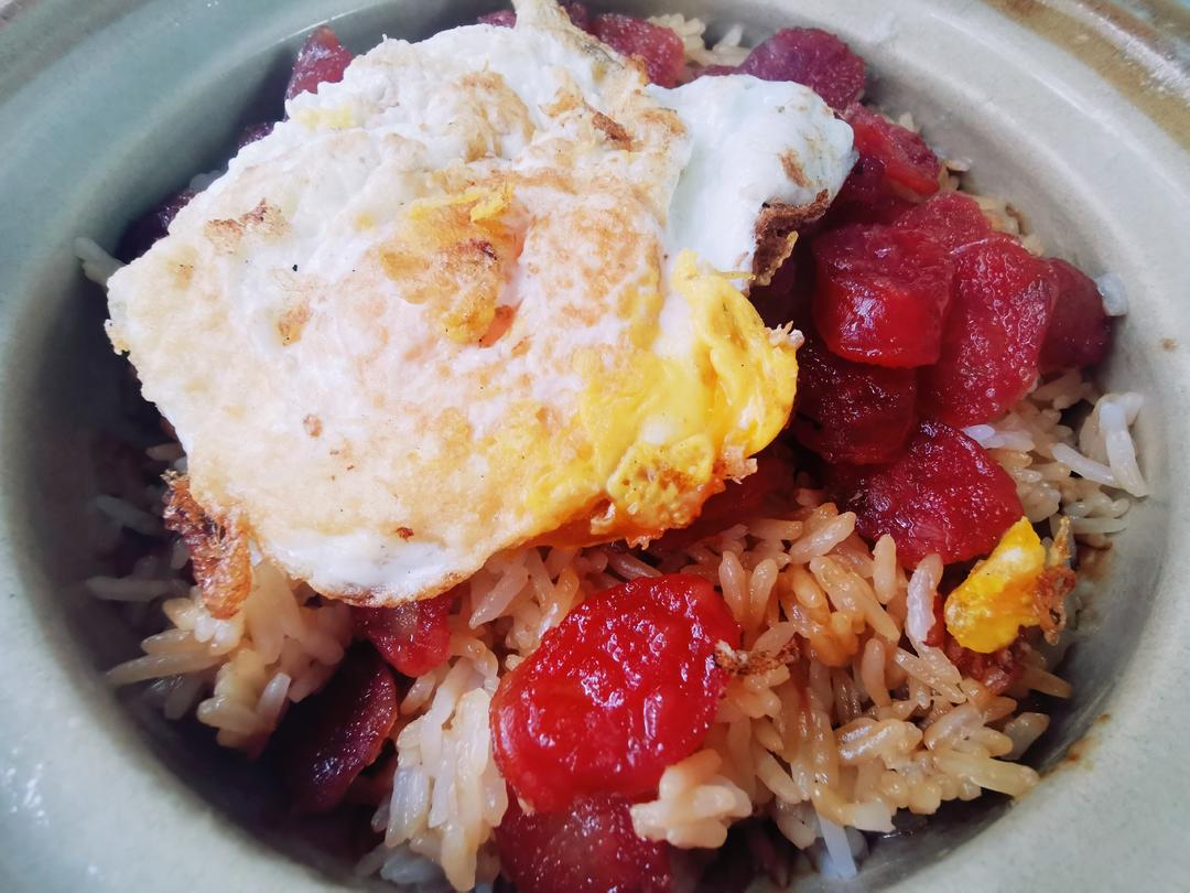 广式腊味煲仔饭