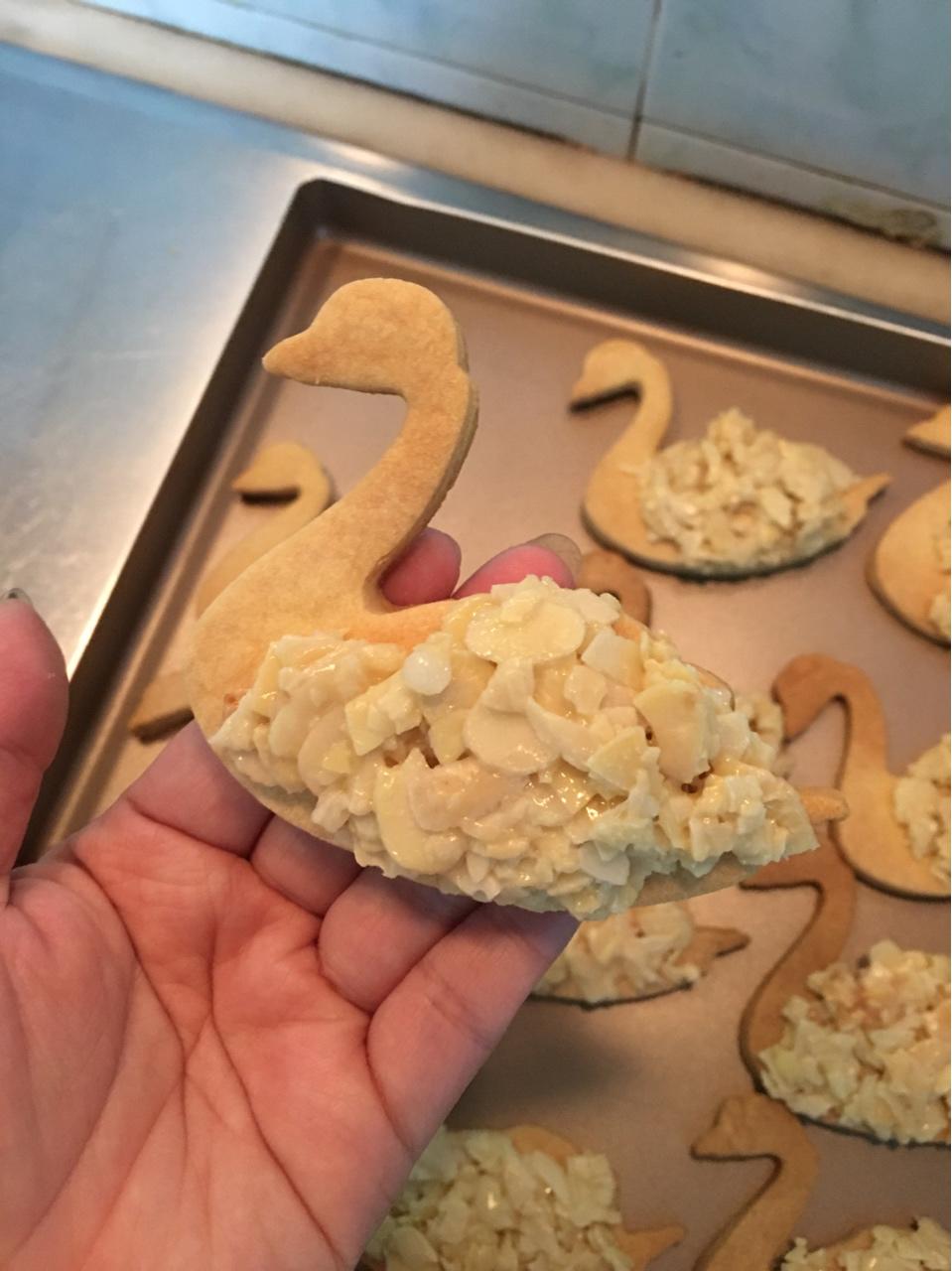 新年伴手礼：焦糖杏仁天鹅饼干