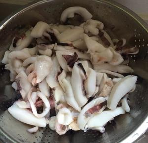 下饭菜—红烧乌贼鱼烧肉的做法 步骤2